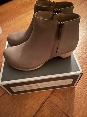 NEW w/box taupe Dansko boots size 38